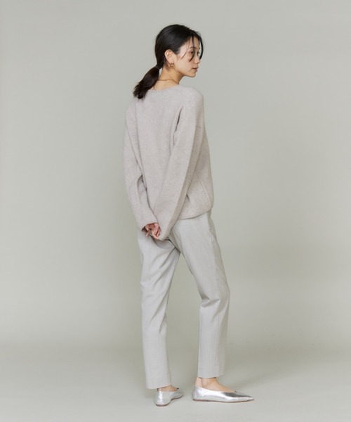 INED(イネド)の「ラクーンVネックプルオーバーニット(ニット/セーター・レディース・グレイッシュベージュ/チャコールグレー/ベージュ/サックスブルー/イエロー・9号)」の21枚目の写真