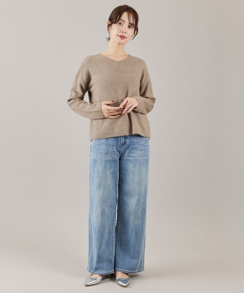 INED(イネド)の「ラクーンVネックプルオーバーニット(ニット/セーター・レディース・グレイッシュベージュ/チャコールグレー/ベージュ/サックスブルー/イエロー・9号)」の7枚目の写真