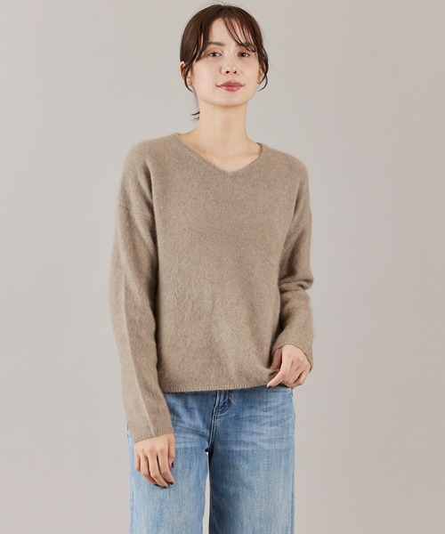 INED(イネド)の「ラクーンVネックプルオーバーニット(ニット/セーター・レディース・グレイッシュベージュ/チャコールグレー/ベージュ/サックスブルー/イエロー・9号)」の9枚目の写真