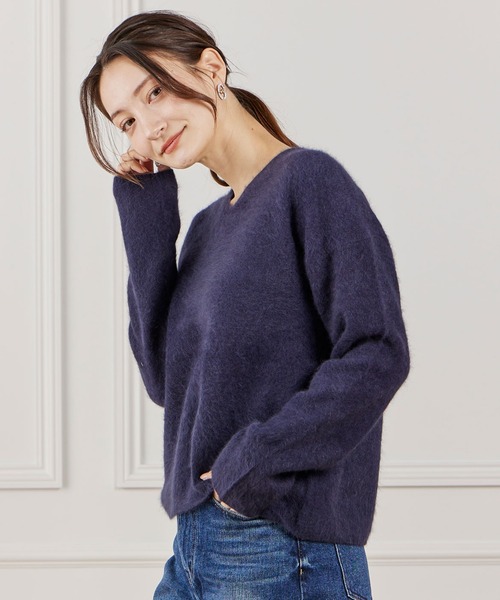 INED(イネド)の「ラクーンVネックプルオーバーニット(ニット/セーター・レディース・グレイッシュベージュ/チャコールグレー/ベージュ/サックスブルー/イエロー・9号)」の11枚目の写真