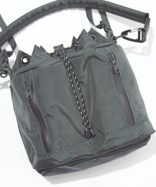 F/CE. (エフシーイー)の「F/CE./エフシーイー 420 re/cor TACTICAL 2WAY DRAWSTRING 4L(ショルダーバッグ・メンズ・ブラック/グレー・FREE)」の8枚目の写真