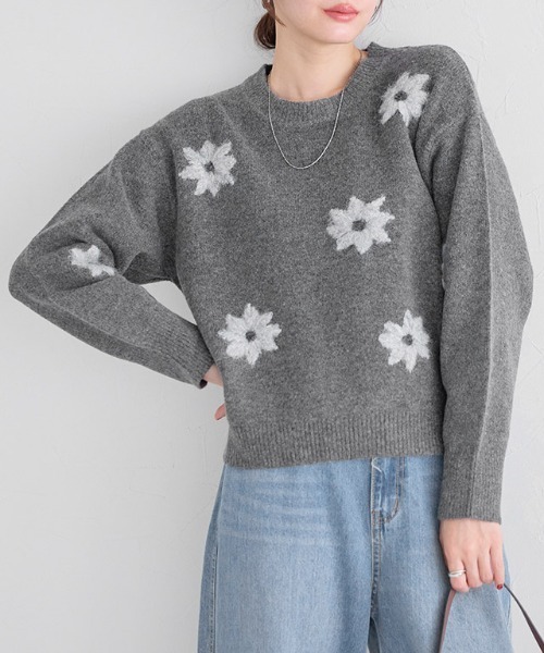Pierrot(ピエロ)の「フラワー刺繍ニット(ニット/セーター・レディース・チャコール/アイボリー・M)」の1枚目の写真