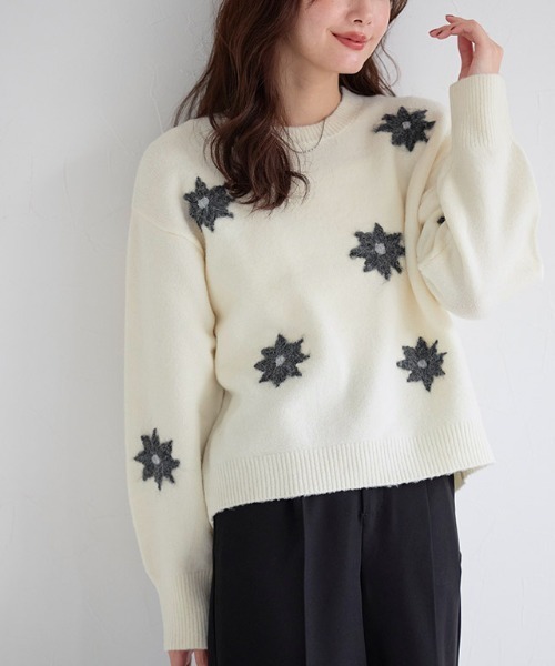 Pierrot(ピエロ)の「フラワー刺繍ニット(ニット/セーター・レディース・チャコール/アイボリー・M)」の2枚目の写真