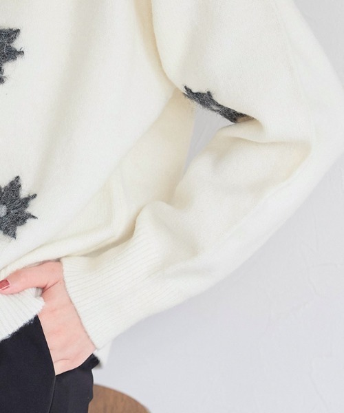 Pierrot(ピエロ)の「フラワー刺繍ニット(ニット/セーター・レディース・チャコール/アイボリー・M)」の4枚目の写真