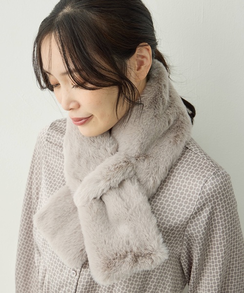 A/C DESIGN BY ALPHA CUBIC（エーシーデザインバイアルファキュービック）の「【顔周りを華やかに演出】ファーティペット（ストール/ショール・レディース・ベージュ/ライトグレー・フリー）」の3枚目の写真