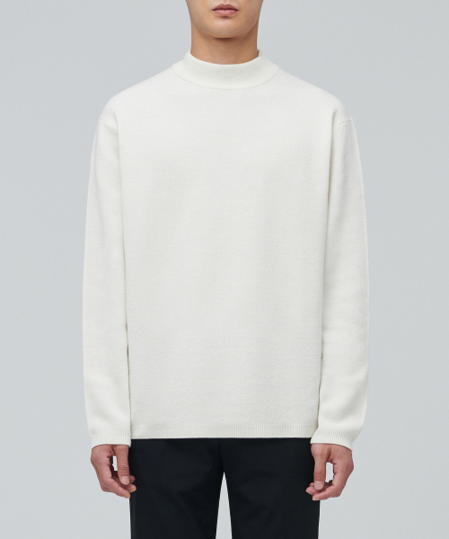 MUSINSA STANDARD(ムシンサスタンダード)の「ミニマルモックネックニット【クリーム】(ニット/セーター・メンズ・その他・SMALL/MEDIUM/LARGE/X-LARGE/XX-LARGE)」の1枚目の写真