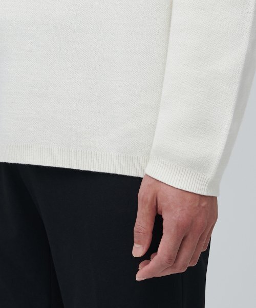 MUSINSA STANDARD(ムシンサスタンダード)の「ミニマルモックネックニット【クリーム】(ニット/セーター・メンズ・その他・SMALL/MEDIUM/LARGE/X-LARGE/XX-LARGE)」の5枚目の写真