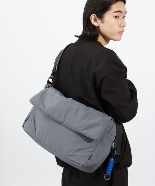 BAYFLOW（ベイフロー）の「チャーム付き中綿ショルダーバッグ（ショルダーバッグ・メンズ・ブラック/グレー・FREE）」の2枚目の写真