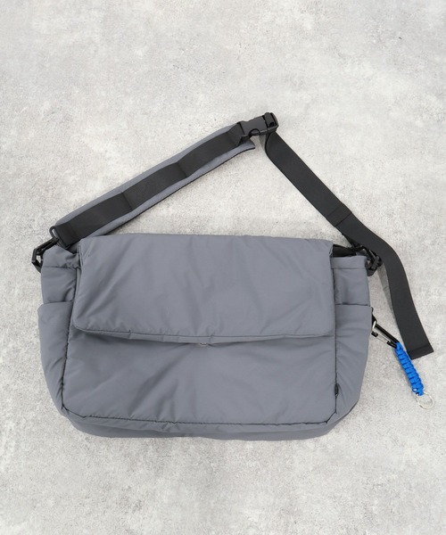 BAYFLOW（ベイフロー）の「チャーム付き中綿ショルダーバッグ（ショルダーバッグ・メンズ・ブラック/グレー・FREE）」の3枚目の写真
