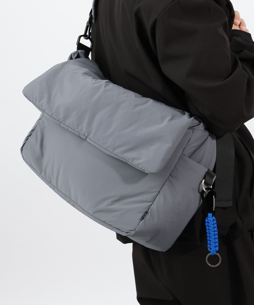 BAYFLOW（ベイフロー）の「チャーム付き中綿ショルダーバッグ（ショルダーバッグ・メンズ・ブラック/グレー・FREE）」の4枚目の写真