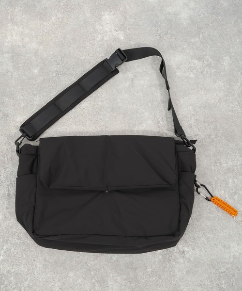 BAYFLOW（ベイフロー）の「チャーム付き中綿ショルダーバッグ（ショルダーバッグ・メンズ・ブラック/グレー・FREE）」の5枚目の写真