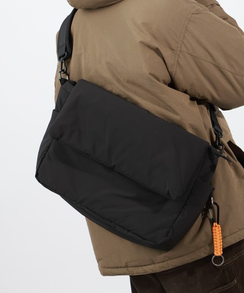 BAYFLOW（ベイフロー）の「チャーム付き中綿ショルダーバッグ（ショルダーバッグ・メンズ・ブラック/グレー・FREE）」の6枚目の写真