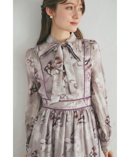tocco closet(トッコ クローゼット)の「【ZOZO限定】ヴィンテージフラワーベロアパイピングボウタイワンピース(ワンピース・レディース・ライトグレー/モーブ系・M)」の2枚目の写真
