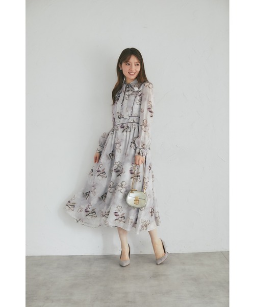 tocco closet(トッコ クローゼット)の「【ZOZO限定】ヴィンテージフラワーベロアパイピングボウタイワンピース(ワンピース・レディース・ライトグレー/モーブ系・M)」の3枚目の写真