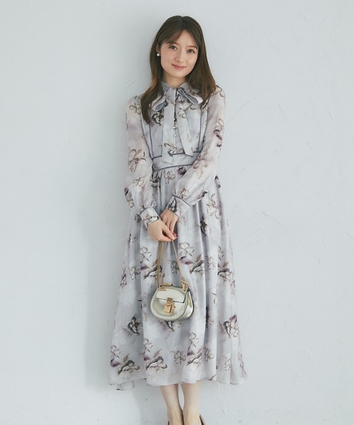 tocco closet(トッコ クローゼット)の「【ZOZO限定】ヴィンテージフラワーベロアパイピングボウタイワンピース(ワンピース・レディース・ライトグレー/モーブ系・M)」の6枚目の写真
