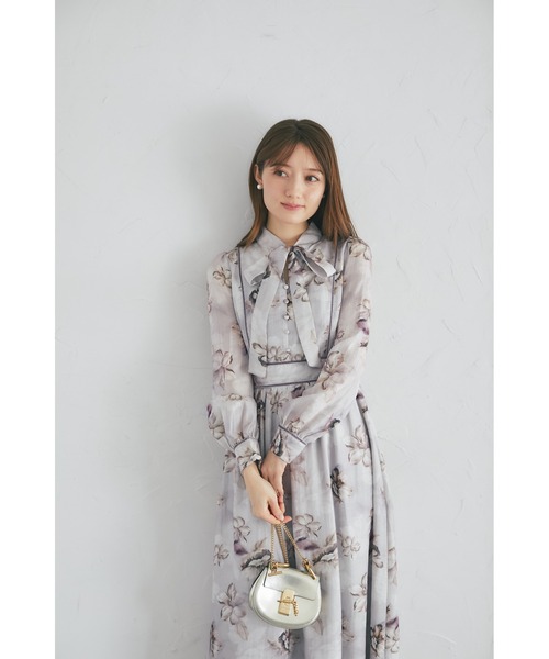 tocco closet(トッコ クローゼット)の「【ZOZO限定】ヴィンテージフラワーベロアパイピングボウタイワンピース(ワンピース・レディース・ライトグレー/モーブ系・M)」の7枚目の写真