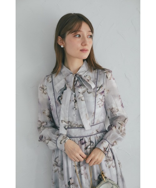 tocco closet(トッコ クローゼット)の「【ZOZO限定】ヴィンテージフラワーベロアパイピングボウタイワンピース(ワンピース・レディース・ライトグレー/モーブ系・M)」の10枚目の写真