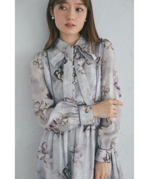 tocco closet(トッコ クローゼット)の「【ZOZO限定】ヴィンテージフラワーベロアパイピングボウタイワンピース(ワンピース・レディース・ライトグレー/モーブ系・M)」の11枚目の写真