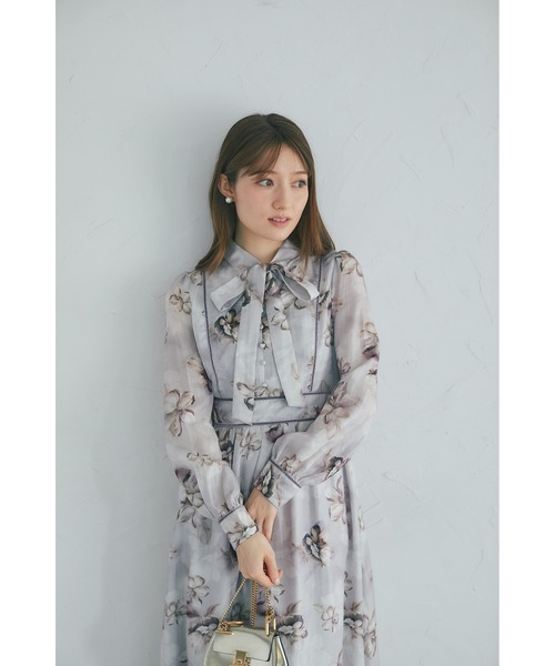 tocco closet(トッコ クローゼット)の「【ZOZO限定】ヴィンテージフラワーベロアパイピングボウタイワンピース(ワンピース・レディース・ライトグレー/モーブ系・M)」の8枚目の写真