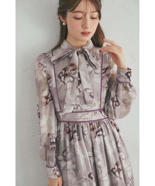 tocco closet(トッコ クローゼット)の「【ZOZO限定】ヴィンテージフラワーベロアパイピングボウタイワンピース(ワンピース・レディース・ライトグレー/モーブ系・M)」の20枚目の写真