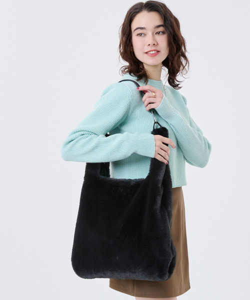 LeSportsac(レスポートサック)の「FUR SHOULDER TOTE ブラックフラッフィーファー(トートバッグ・レディース・ブラック・FREE)」の2枚目の写真