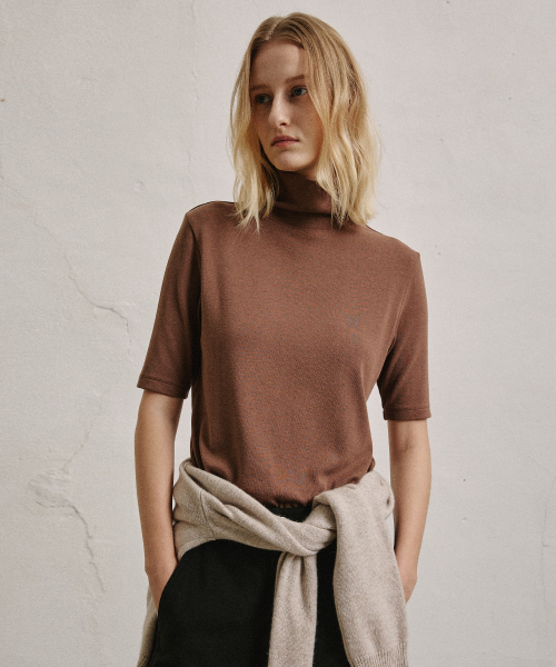 ARTID（アルティーダ）の「ハイネック半袖Tシャツ_BROWN（Tシャツ/カットソー・レディース・ブラウン・FREE）」の2枚目の写真