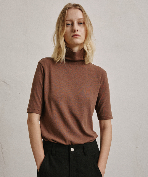 ARTID（アルティーダ）の「ハイネック半袖Tシャツ_BROWN（Tシャツ/カットソー・レディース・ブラウン・FREE）」の3枚目の写真