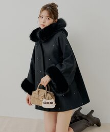 Chico（チコ）の「ビジュー付きファー襟ケープコート（ポンチョ）」