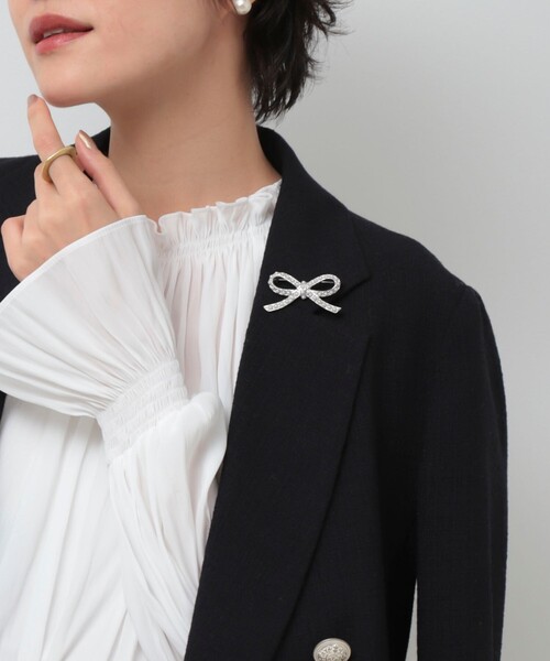 NOLLEY’S（ノーリーズ）の「【NOLLEYS goods】リボンパールブローチ（ブローチ/コサージュ・レディース・シルバー・FREE）」の2枚目の写真