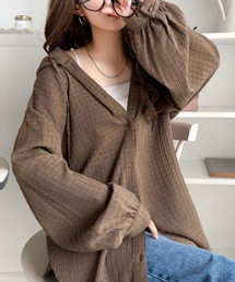 ぽわん袖とラウンド裾でこなれ感をプラス。ぽこぽこ素材が可愛い。ふくれシャーリング風フードブラウス(長袖)