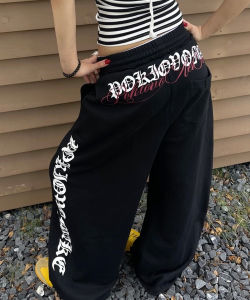 セール】バックロゴ×サイドレタリングが映える 裾ドロスト付きワイド