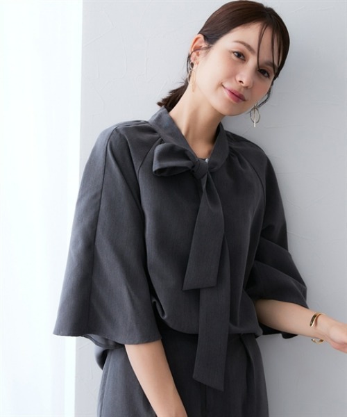 7days Life Styling(セブンデイズライフスタイリング)の「シャンブレー前後2WAYリボンタイブラウス セットアップ対応<大きいサイズ有>(シャツ/ブラウス・レディース・グレー系/ネイビー系・3L/LL/L/M)」の2枚目の写真