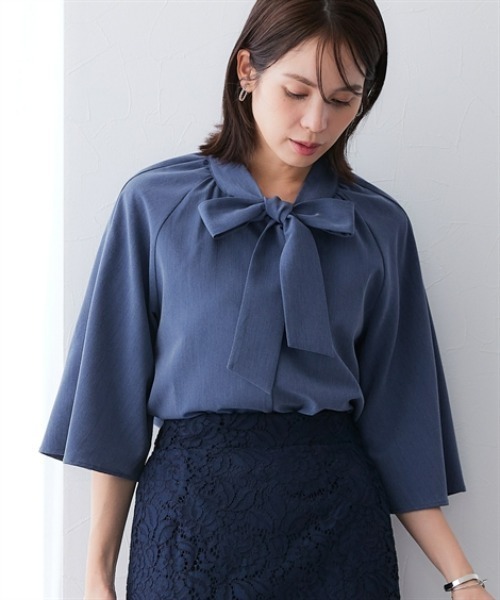 7days Life Styling(セブンデイズライフスタイリング)の「シャンブレー前後2WAYリボンタイブラウス セットアップ対応<大きいサイズ有>(シャツ/ブラウス・レディース・グレー系/ネイビー系・3L/LL/L/M)」の1枚目の写真