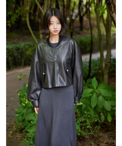 AYIHOLIC CASHMERE(アイホリックカシミア)の「フェイクレザー クロップ ラウンドネック ジャンパー(ライダースジャケット・レディース・グレー・SMALL/MEDIUM)」の6枚目の写真