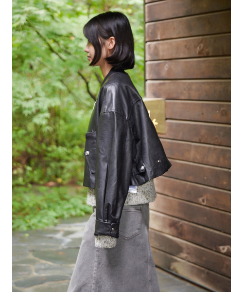 AYIHOLIC CASHMERE(アイホリックカシミア)の「フェイクレザー クロップ ラウンドネック ジャンパー(ライダースジャケット・レディース・グレー・SMALL/MEDIUM)」の5枚目の写真