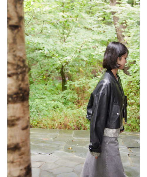 AYIHOLIC CASHMERE(アイホリックカシミア)の「フェイクレザー クロップ ラウンドネック ジャンパー(ライダースジャケット・レディース・グレー・SMALL/MEDIUM)」の2枚目の写真
