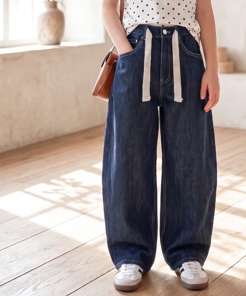 classicalelf(クラシカルエルフ)の「【キッズ】親子お揃い リンクコーデできちゃう!カーブイージーデニムパンツ(ワイド)(デニムパンツ・キッズ・ライトブルー/ブルー/ワンウォッシュ・100/120/140/160)」の4枚目の写真