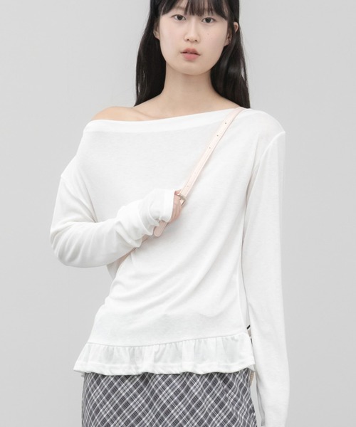 HEILIS(ヘイリス)の「ペプラムオフショルダートップス / フリル 肌見せ 抜け感 カットソー トップス 長袖 ホワイト アイボリー ブラック グレー 韓国 シンプル 無地 長袖 春服 秋服 夏服 オーバーサイズ 冷房対策 紫外線対策(Tシャツ/カットソー・レディース・グレー/ホワイト/ブラック・FREE)」の2枚目の写真