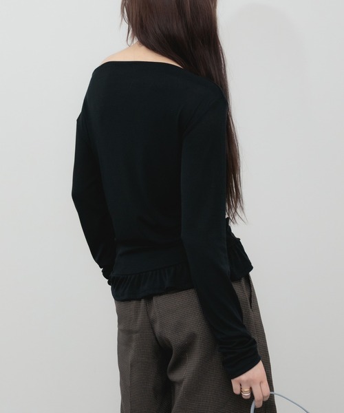 HEILIS(ヘイリス)の「ペプラムオフショルダートップス / フリル 肌見せ 抜け感 カットソー トップス 長袖 ホワイト アイボリー ブラック グレー 韓国 シンプル 無地 長袖 春服 秋服 夏服 オーバーサイズ 冷房対策 紫外線対策(Tシャツ/カットソー・レディース・グレー/ホワイト/ブラック・FREE)」の15枚目の写真
