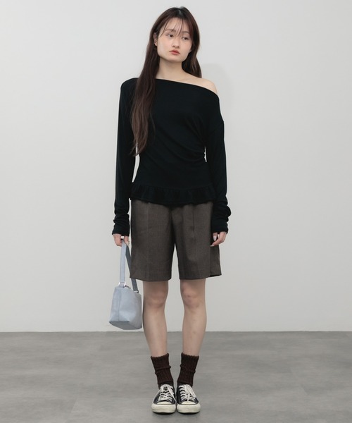 HEILIS(ヘイリス)の「ペプラムオフショルダートップス / フリル 肌見せ 抜け感 カットソー トップス 長袖 ホワイト アイボリー ブラック グレー 韓国 シンプル 無地 長袖 春服 秋服 夏服 オーバーサイズ 冷房対策 紫外線対策(Tシャツ/カットソー・レディース・グレー/ホワイト/ブラック・FREE)」の16枚目の写真