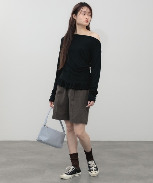 HEILIS(ヘイリス)の「ペプラムオフショルダートップス / フリル 肌見せ 抜け感 カットソー トップス 長袖 ホワイト アイボリー ブラック グレー 韓国 シンプル 無地 長袖 春服 秋服 夏服 オーバーサイズ 冷房対策 紫外線対策(Tシャツ/カットソー・レディース・グレー/ホワイト/ブラック・FREE)」の18枚目の写真