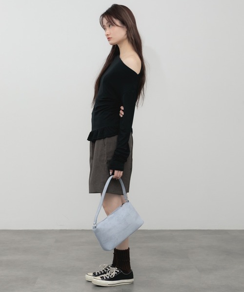 HEILIS(ヘイリス)の「ペプラムオフショルダートップス / フリル 肌見せ 抜け感 カットソー トップス 長袖 ホワイト アイボリー ブラック グレー 韓国 シンプル 無地 長袖 春服 秋服 夏服 オーバーサイズ 冷房対策 紫外線対策(Tシャツ/カットソー・レディース・グレー/ホワイト/ブラック・FREE)」の19枚目の写真