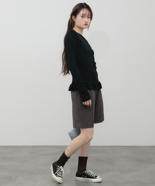 HEILIS(ヘイリス)の「ペプラムオフショルダートップス / フリル 肌見せ 抜け感 カットソー トップス 長袖 ホワイト アイボリー ブラック グレー 韓国 シンプル 無地 長袖 春服 秋服 夏服 オーバーサイズ 冷房対策 紫外線対策(Tシャツ/カットソー・レディース・グレー/ホワイト/ブラック・FREE)」の20枚目の写真