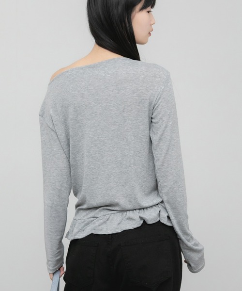 HEILIS(ヘイリス)の「ペプラムオフショルダートップス / フリル 肌見せ 抜け感 カットソー トップス 長袖 ホワイト アイボリー ブラック グレー 韓国 シンプル 無地 長袖 春服 秋服 夏服 オーバーサイズ 冷房対策 紫外線対策(Tシャツ/カットソー・レディース・グレー/ホワイト/ブラック・FREE)」の4枚目の写真