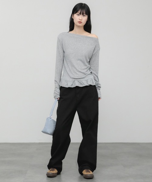 HEILIS(ヘイリス)の「ペプラムオフショルダートップス / フリル 肌見せ 抜け感 カットソー トップス 長袖 ホワイト アイボリー ブラック グレー 韓国 シンプル 無地 長袖 春服 秋服 夏服 オーバーサイズ 冷房対策 紫外線対策(Tシャツ/カットソー・レディース・グレー/ホワイト/ブラック・FREE)」の5枚目の写真