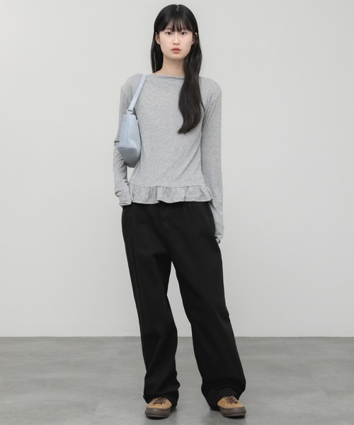 HEILIS(ヘイリス)の「ペプラムオフショルダートップス / フリル 肌見せ 抜け感 カットソー トップス 長袖 ホワイト アイボリー ブラック グレー 韓国 シンプル 無地 長袖 春服 秋服 夏服 オーバーサイズ 冷房対策 紫外線対策(Tシャツ/カットソー・レディース・グレー/ホワイト/ブラック・FREE)」の6枚目の写真