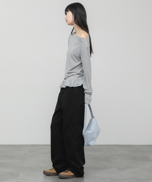 HEILIS(ヘイリス)の「ペプラムオフショルダートップス / フリル 肌見せ 抜け感 カットソー トップス 長袖 ホワイト アイボリー ブラック グレー 韓国 シンプル 無地 長袖 春服 秋服 夏服 オーバーサイズ 冷房対策 紫外線対策(Tシャツ/カットソー・レディース・グレー/ホワイト/ブラック・FREE)」の8枚目の写真