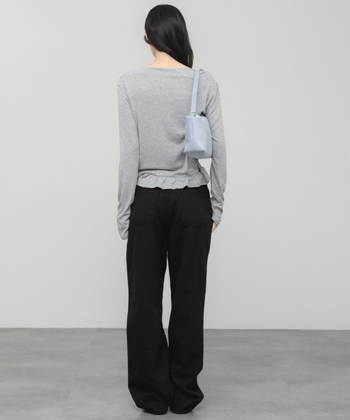 HEILIS(ヘイリス)の「ペプラムオフショルダートップス / フリル 肌見せ 抜け感 カットソー トップス 長袖 ホワイト アイボリー ブラック グレー 韓国 シンプル 無地 長袖 春服 秋服 夏服 オーバーサイズ 冷房対策 紫外線対策(Tシャツ/カットソー・レディース・グレー/ホワイト/ブラック・FREE)」の9枚目の写真