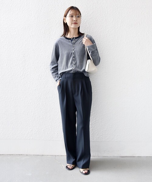 SHIPS（シップス）の「〈手洗い可能〉ポリエステル ベロア ボーダー パール モチーフ ボタン カーディガン（カーディガン/ボレロ・レディース・ネイビー・ONE SIZE）」の2枚目の写真