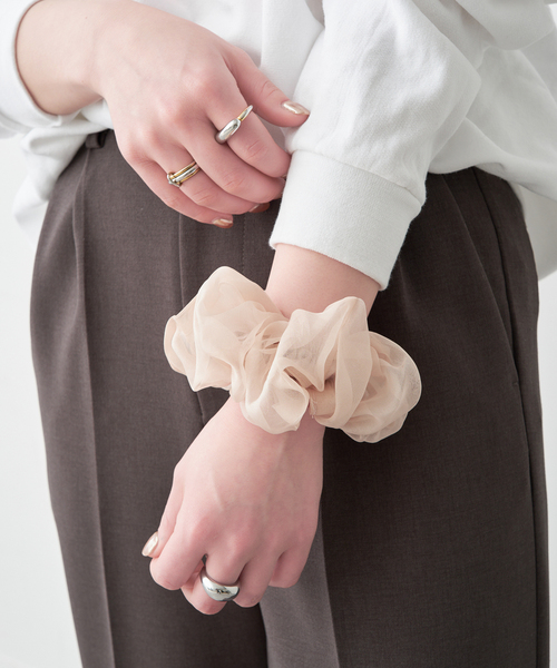 Spick & Span（スピックアンドスパン）の「TENDRESSE STUDIO / テンドレッセ スタジオ SHEER SILK SCRUNCHIE（シュシュ・レディース・ベージュ/ブラック・FREE）」の5枚目の写真